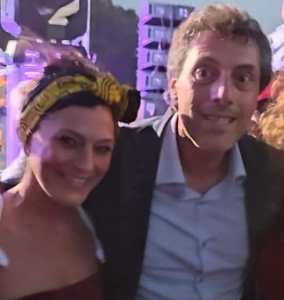 Immagine che contiene Viso umano, persona, vestiti, sorriso

Il contenuto generato dall'IA potrebbe non essere corretto.