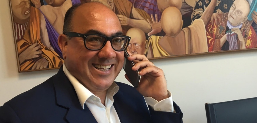 Immagine che contiene Viso umano, persona, vestiti, muro Il contenuto generato dall'IA potrebbe non essere corretto.