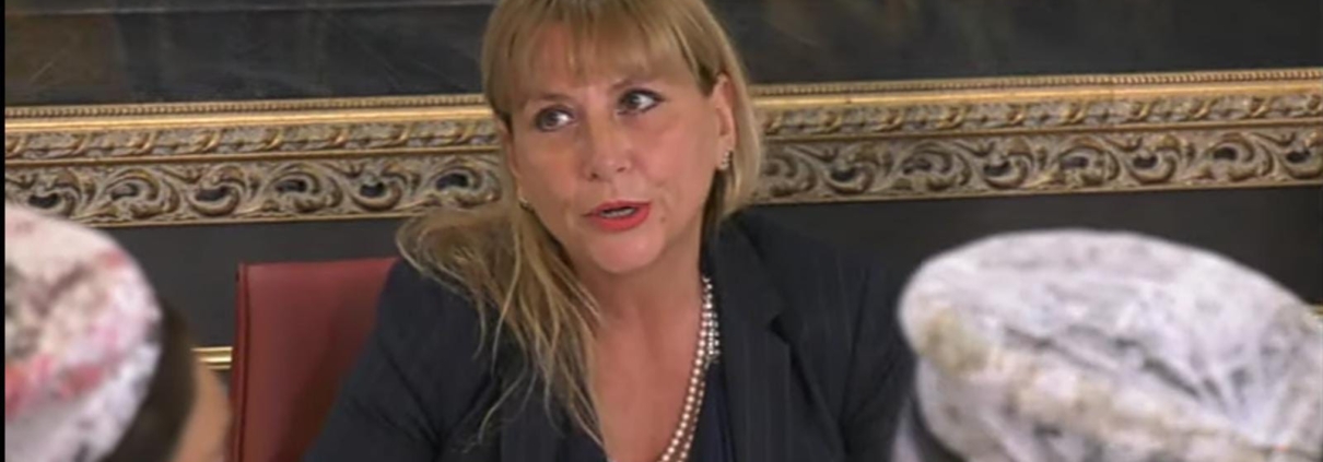 Immagine che contiene Viso umano, testo, vestiti, persona Il contenuto generato dall'IA potrebbe non essere corretto.