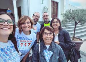 Immagine che contiene Viso umano, vestiti, persona, sorriso

Il contenuto generato dall'IA potrebbe non essere corretto.