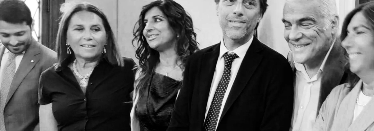 Immagine che contiene Viso umano, vestiti, persona, sorriso Il contenuto generato dall'IA potrebbe non essere corretto.