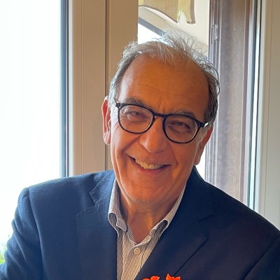 Immagine che contiene Viso umano, vestiti, persona, sorriso Il contenuto generato dall'IA potrebbe non essere corretto.