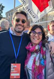 Immagine che contiene Viso umano, vestiti, persona, uomo

Il contenuto generato dall'IA potrebbe non essere corretto.