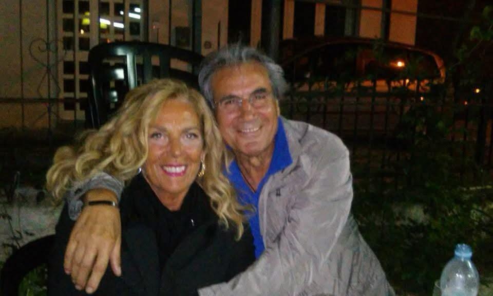 Immagine che contiene persona, Viso umano, vestiti, sorriso Il contenuto generato dall'IA potrebbe non essere corretto.