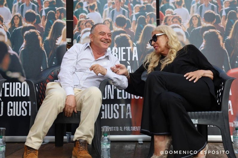 Immagine che contiene vestiti, persona, Viso umano, uomo Il contenuto generato dall'IA potrebbe non essere corretto.