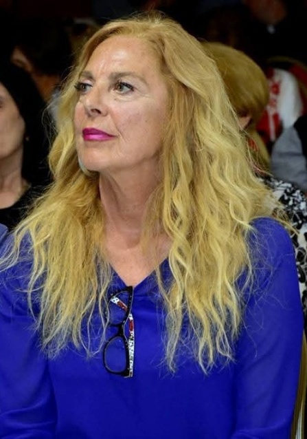 Immagine che contiene Viso umano, persona, vestiti, Accessorio di moda Il contenuto generato dall'IA potrebbe non essere corretto.